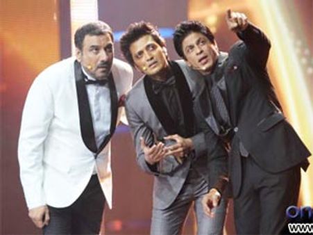 Shahrukh limps out of stage in pain