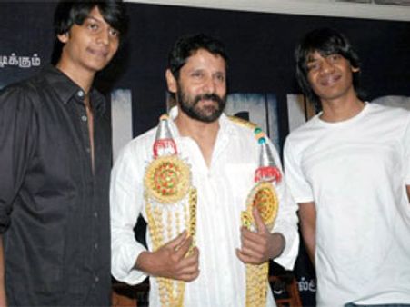 Vikram's Rajapattai in troubled waters