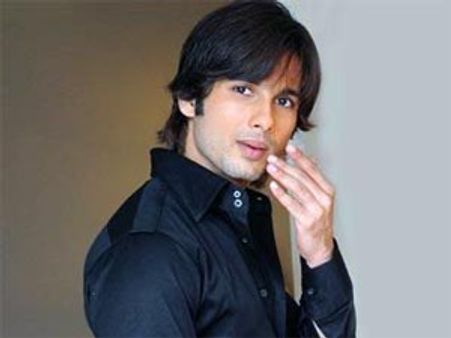 Shahid to walk the ramp without Kareena