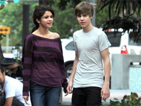 Justin Bieber says 'I love you' to Selena