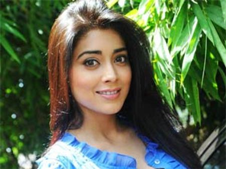 Shreya Saran mobbed on Rowthiram sets