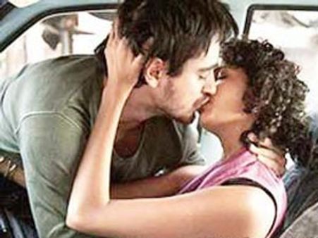 Imran Khan's passionate kiss heats up Delhi Belly