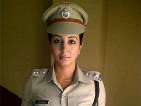 Sanjjanaa playing an IPS officer in The King 2