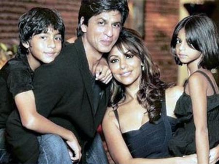 Shahrukh Khan pays duty of 1.5 lac for excess baggage