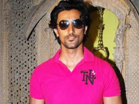 Kunal Kapoor caught by UK cops!