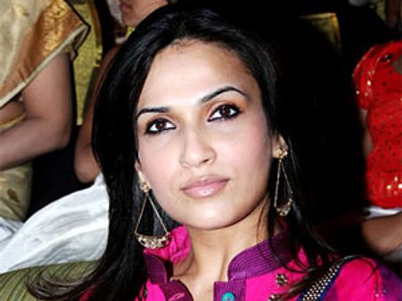 Soundarya prays for Rajinikanth in Tirupati
