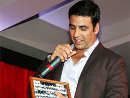 Akshay Kumar meets his childhood friend