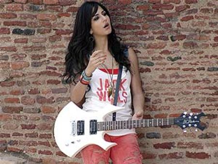 Katrina gets a guitar from Farhan
