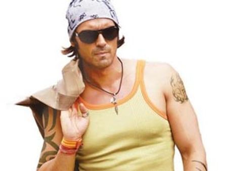 Shahrukh keeps Arjun Rampal's look as a surprise element