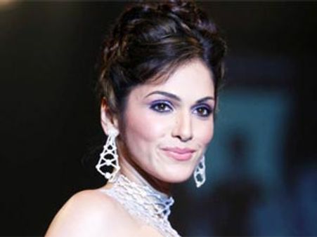 Eesha Koppikar changes her name again!