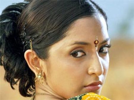 Niveditha defends kissing scene in Markandeyan!