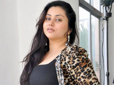 Namitha's flying kiss irks Cheran!