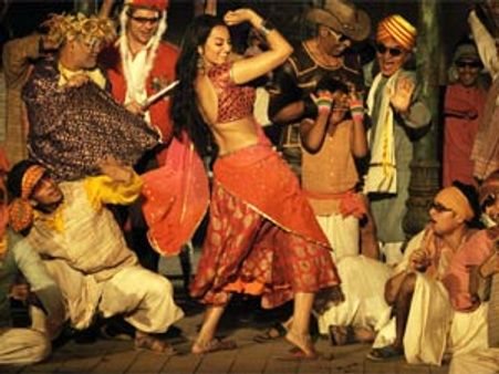 Sonakshi refuses to share item number with Minissha