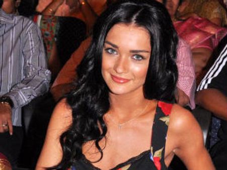 Amy Jackson signs Kamal Hassan's Vishwaroobham