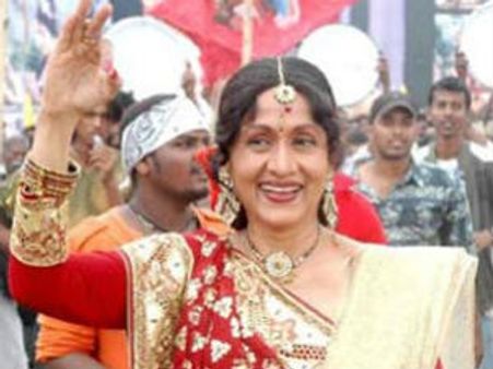 Bharathi allowed Dwarakish to use title 'Vishnuvardhana'?