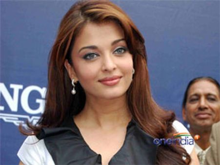 Aishwarya Rai Bachchan honoured with Pazhassi Raja Purashkaram