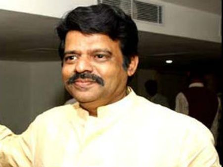 CM Oommen Chandy releases Balachandra Menon's memoir