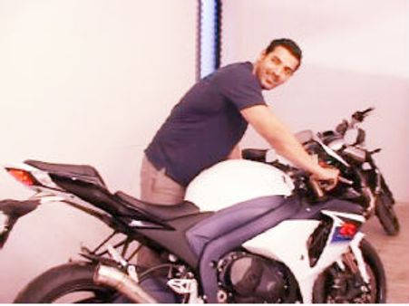 John Abraham gushes on his bike V MAX 1700cc