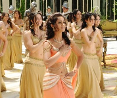 Ileana injures her ankle