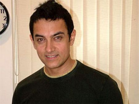 Aamir Khan blissfully unaware of 'Chammak Challo' in Ra.One