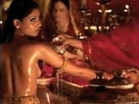 Bipasha Basu's topless commercial is a hit on the web!