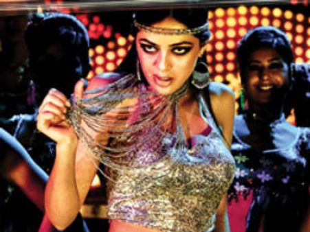 Parvathi Melton sizzles in Dookudu item song