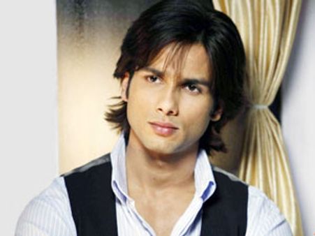 Shahid Kapoor abuses Taran Adarsh in twitter war