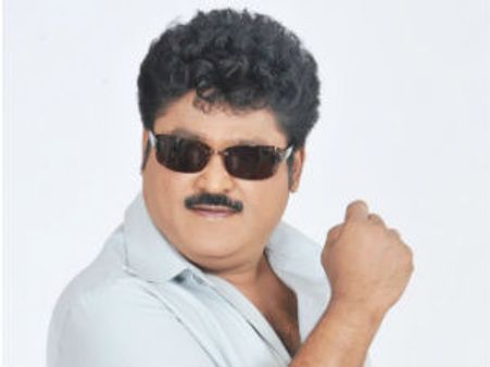Jaggesh turns real bodyguard by catching chain-snatchers