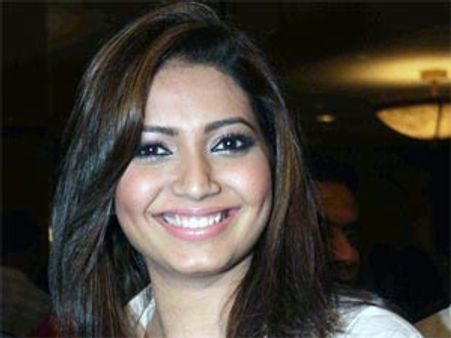 Actress Karishma Tanna to shed clothes for music video