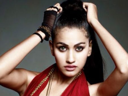 Anjali Lavania shakes her belly for Pawan Kalyan's Panja