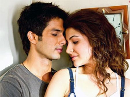 Shahid Kapoor, Anushka Sharma caught smooching in a party
