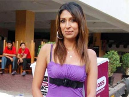 Bigg Boss 5: Pooja Mishra romances Amar Upadhyay?