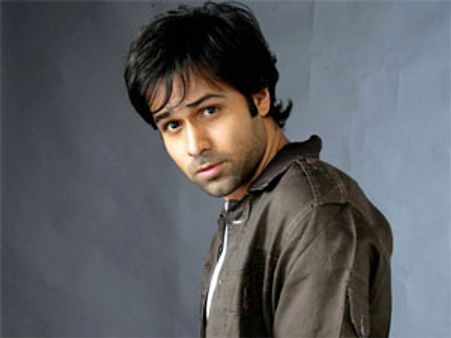 Crazy mob falls hard on Emraan Hashmi