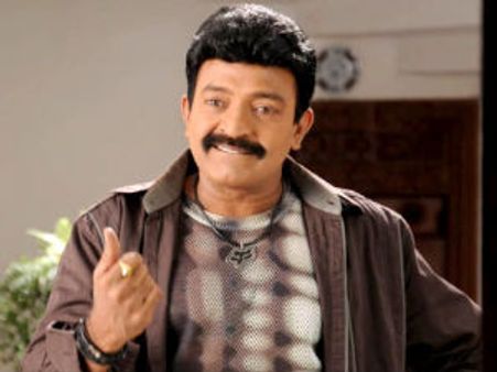 Dr Rajasekhar buries hatchet with Chiranjeevi family!