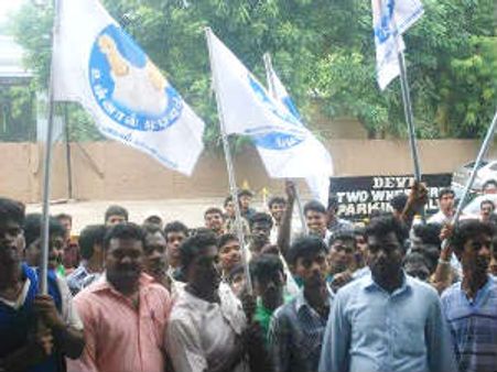 Vijay's fans protest against theatre owners!