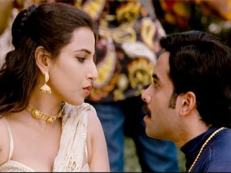 Tusshar Kapoor takes 150 shots, 3 hours to lift Vidya Balan?