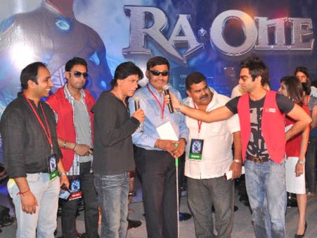 Shahrukh Khan honours Delhi’s Superheroes