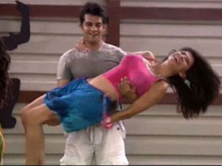 Bigg Boss 5: Vida Samadzai flirts with Amar, Siddharth in pool party