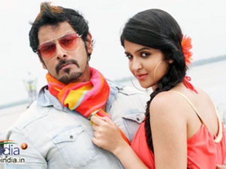 Vikram attaches Rajapattai trailer with Velayudham