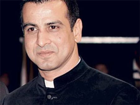 Ronit Roy prays for accident victim