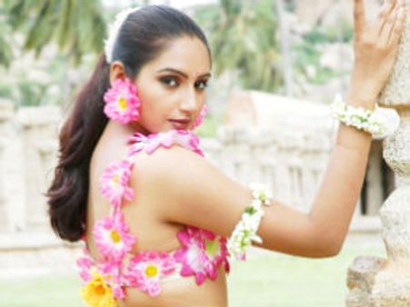 Ragini Dwivedi fumes over bikini reports