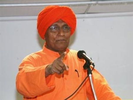 Big Boss 5: Swami Agnivesh is inclined towards Pooja Mishra?