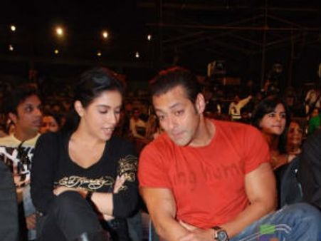 Salman Khan makes Asin eat a bug?