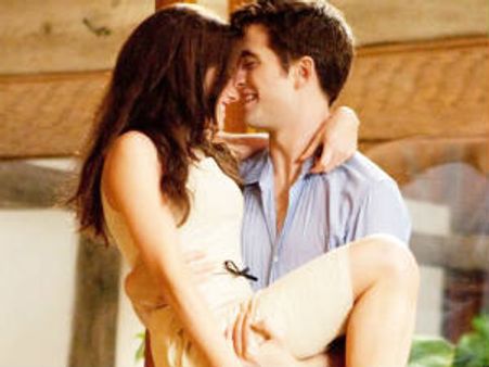 Robert Pattinson's butt crack scene edited in Breaking Dawn