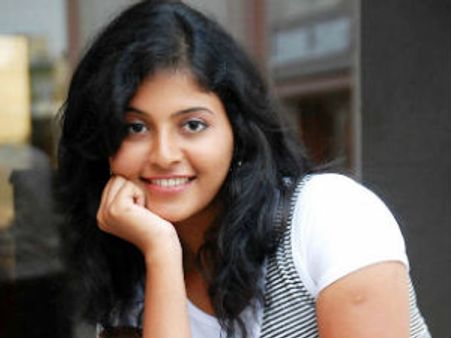 Anjali turns brave for Vikram's Karikalan