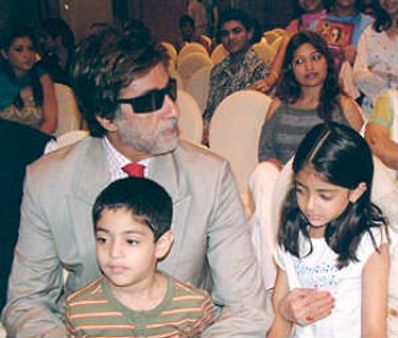 Amitabh Bachchan losses a bet to his granddaughter