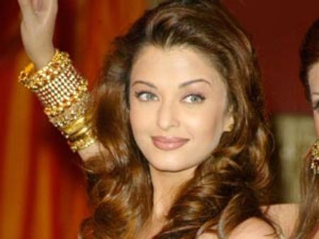 Aishwarya Rai Bachchan finds another fan in Rob Schneider