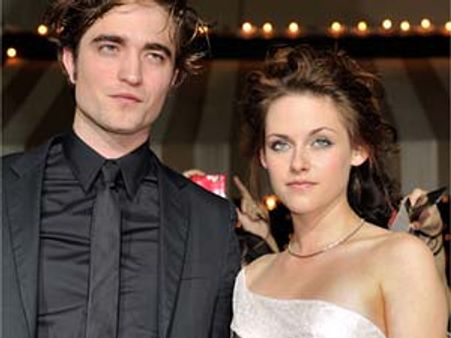 Robert Pattinson embarrassed to have sex with Kristen Stewart