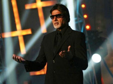 Amitabh Bachchan intimidates Priyanka Chopra on twitter