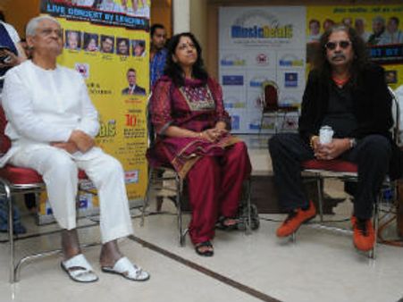 Kavita, Hariharan, Pyarelal rehearsing for Music Heals 2011 concert